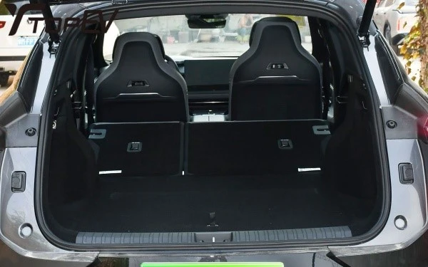 LynkCo 08 EM-P trunk space